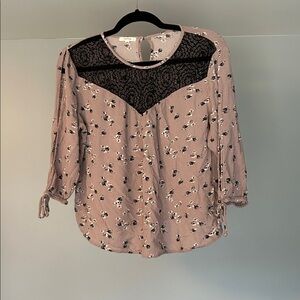 💰4/$20 Maurices Floral Blouse with Black Lace and Slit Sleeves | Size L